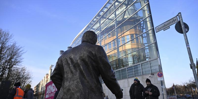 Merz und Wegner nennen Lübcke-Statue geschmacklos