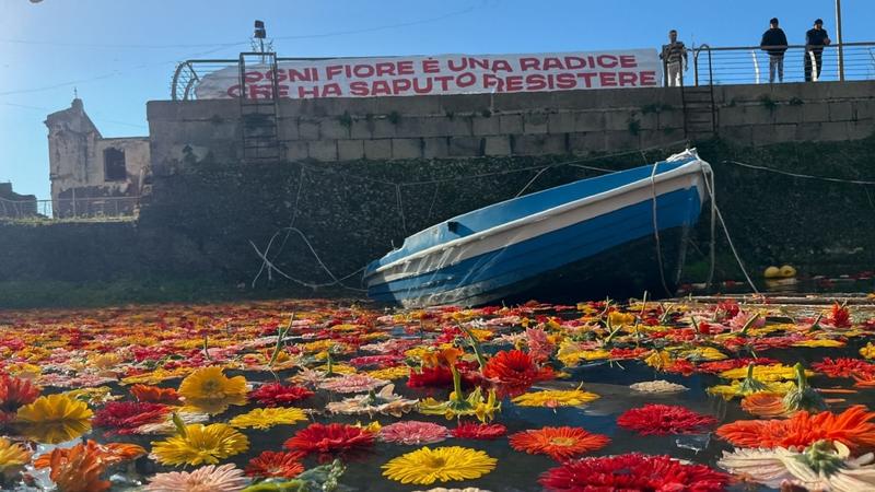 Bradisismo, alla Darsena di Pozzuoli spuntano duemila fiori: Â«Resistenza e rinascitaÂ»