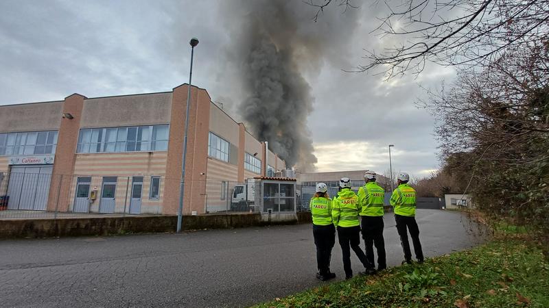 Incendio nello stabilimento di pizze Roncalab a Lomagna. Un intossicato grave