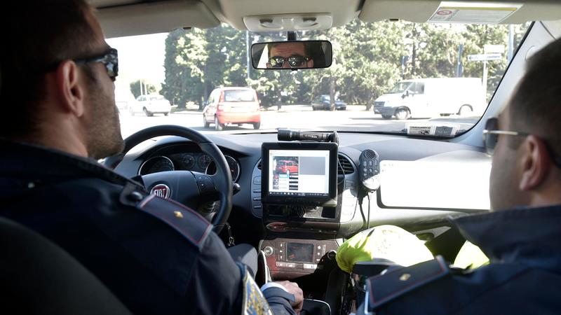 “Signora, quei gioielli sono stati rubati in Montenapoleone: me li dia, devo portarli al giudice...”. Nello zaino del truffatore 40mila euro di oro e preziosi