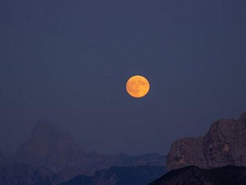 Нощта на 5 декември носи смут: Пълнолунието в Близнаци удря по всички фронтове!