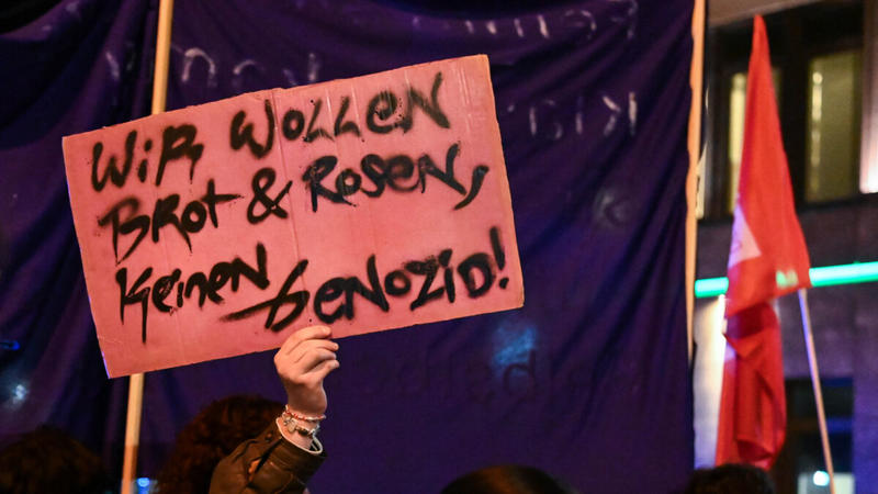 München: Rede von Hebamme Leonie Lieb zum Tag gegen Gewalt an Frauen