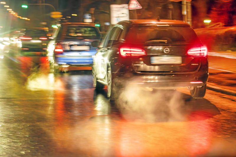 Das Verbrenner-Auto steht unter Strom