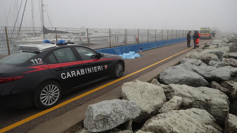 Muore mentre passeggia lungo la palizzata a Marina di Ravenna