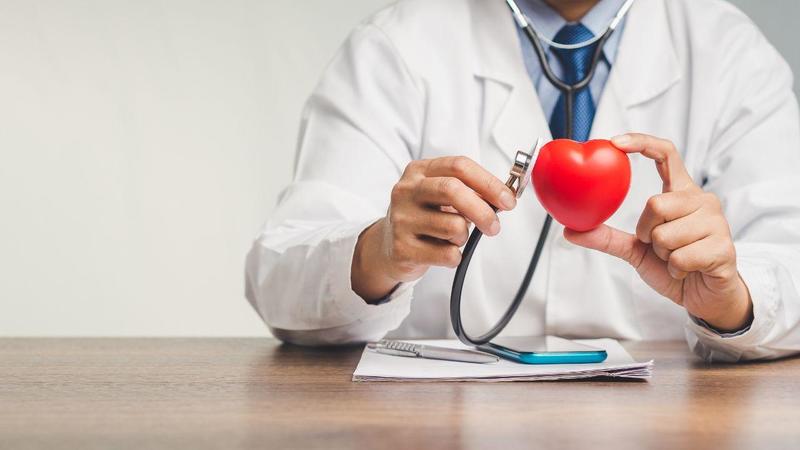 La figlia ha un infarto, la mamma la salva grazie al corso di rianimazione