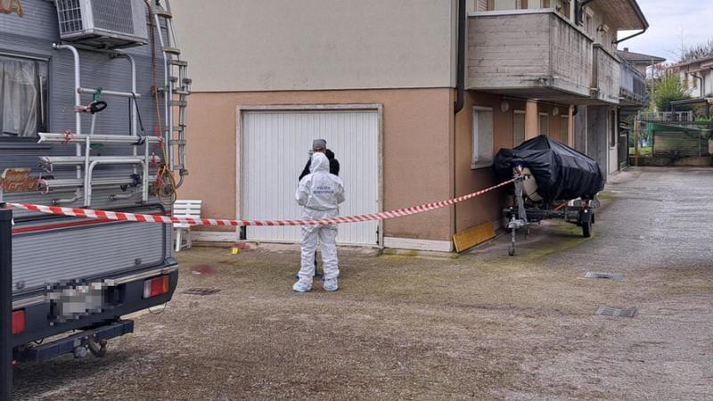 Donna trovata in una pozza di sangue nel cortile di casa, è in fin di vita. Il compagno ha dato l’allarme, ascoltato il figlio Donna trovata in una pozza di sangue nel cortile di casa, è in fin di vita. Il compagno ha dato l’allarme, ascoltato il figlio