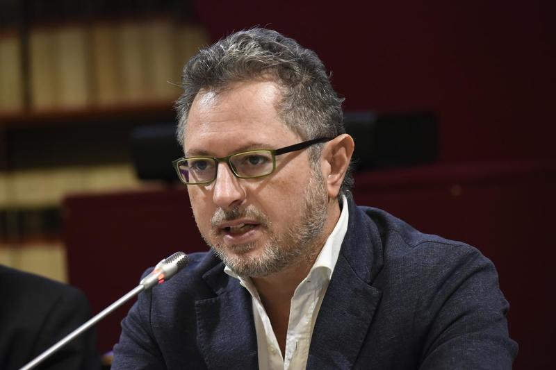 Lo strano caso Borrelli: il parlamentare che ignora la Carta, emette sentenze e attacca gli avvocati