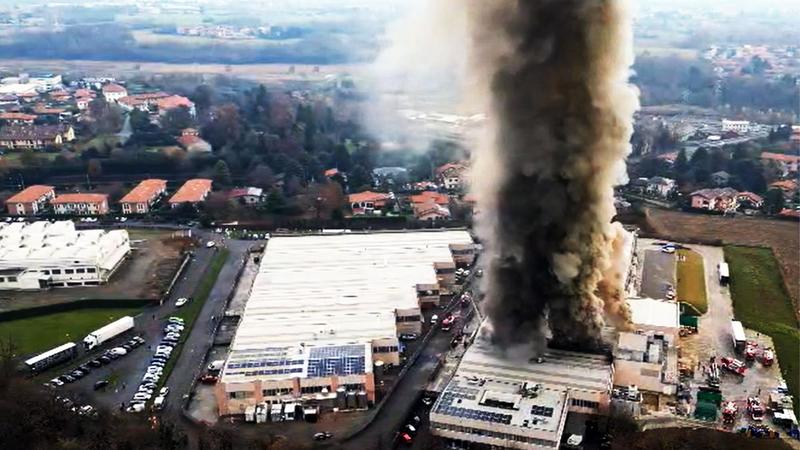 Incendio alla RoncaLab di Lomagna, colonna di fumo alta 160 metri sullo stabilimento di pizze: “Nessun pericolo per la salute”