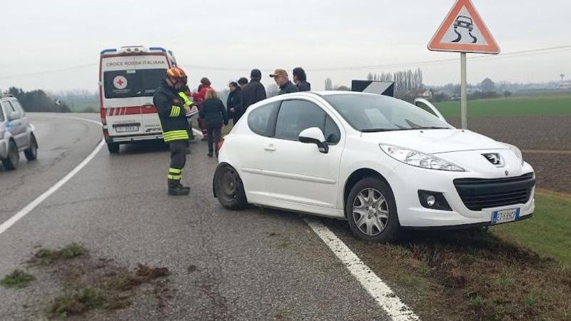 Schianto tra auto sull'argine tra Guastalla e Luzzara