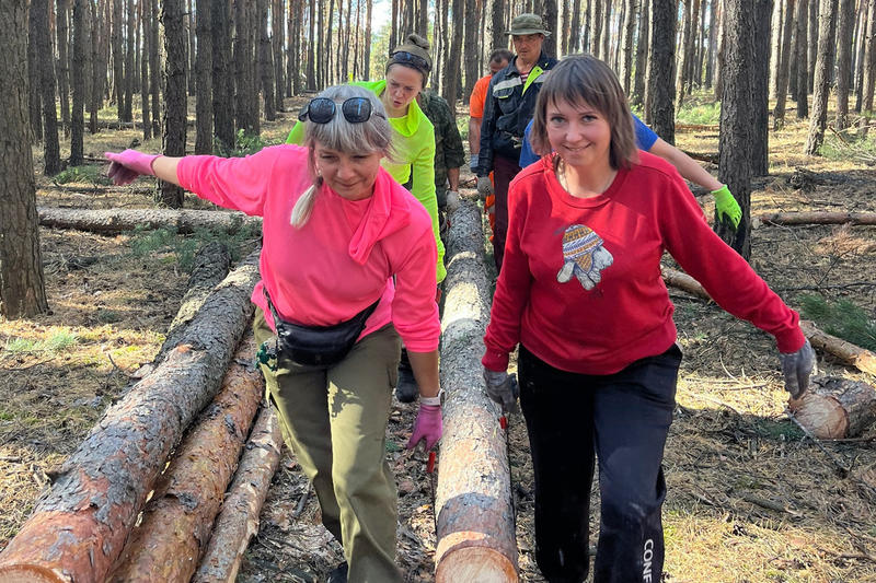 «Бобры» побеждают зло: волонтёры «Бревна31» три года помогают военным заготавливать лес
