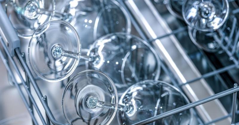 Οκτώ αντικείμενα που δεν πρέπει να βάλεις ποτέ στο πλυντήριο πιάτων