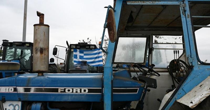 Σε θέση μάχης οι αγρότες – Κλειστοί δρόμοι, χιλιάδες τρακτέρ και νέες αποφάσεις στα οδοφράγματα