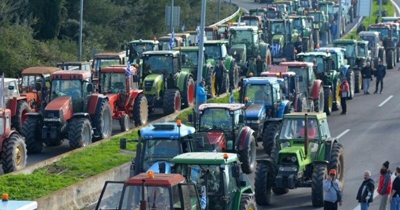 Με τρακτέρ και αγροτικά έφτασαν στο τελωνείο Ευζώνων οι αγρότες από τα Γιαννιτσά