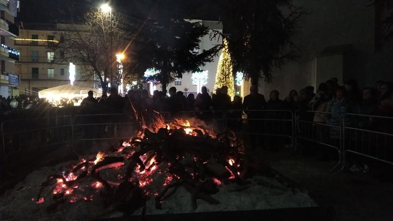 «Vuoi donare un po’ di legna per il falò di Santa Lucia?»