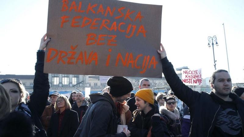 Riječka policija podnela prekršajnu prijavu protiv muškarca koji je na antifašističkom skupu nosio zastavu sa petokrakom i jugoslovenskom trobojkom