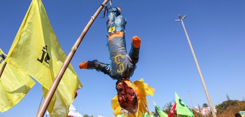 Autoritarismos dentro/fora!