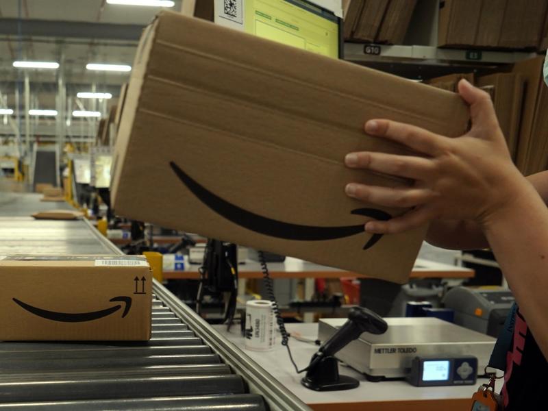 Autisti diretti dall'algoritmo, Amazon cambia il modello delle consegne nell’«ultimo miglio» e paga 187 milioni per evitare il divieto di fare pubblicità