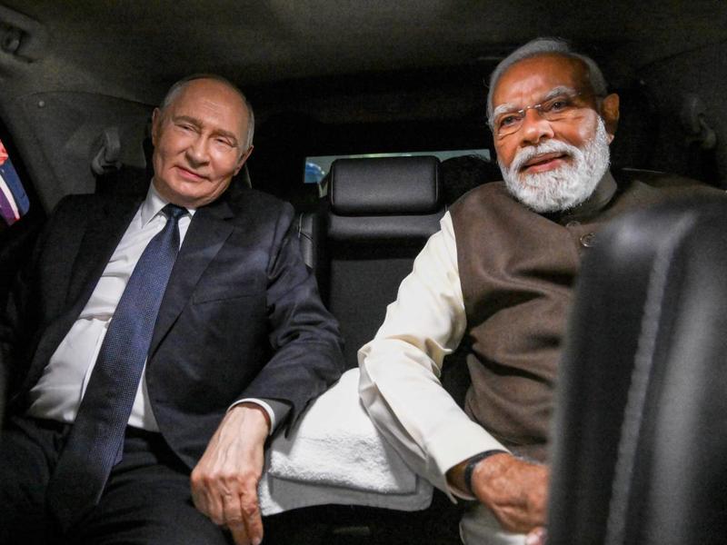 Lo Zar in India con Modi e Macron in Cina da Xi. L'asse geopolitico va a Est