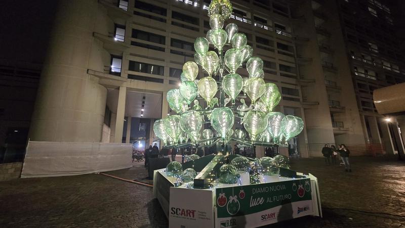 Un palo della luce e vecchie damigiane: brilla l’albero di Natale fatto coi materiali di recupero. “Così i rifiuti diventano risorse”