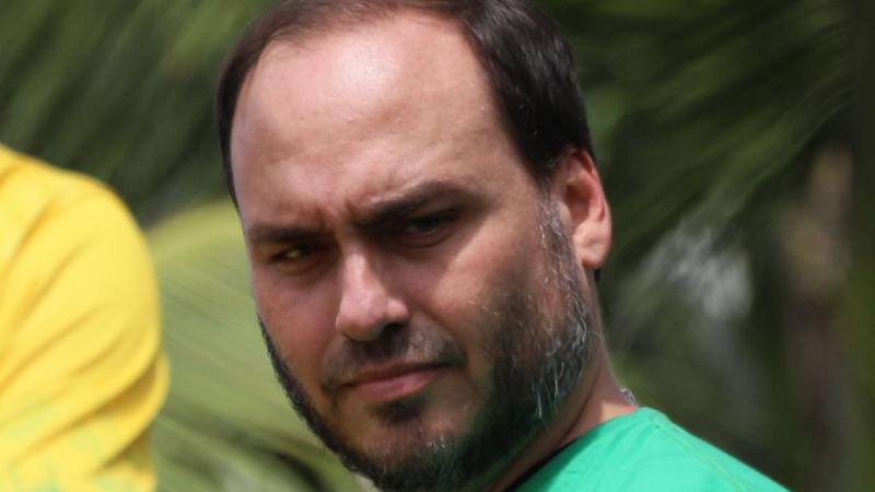 Pesquisa testa nome de Carlos Bolsonaro em Santa Catarina e resultado surpreende