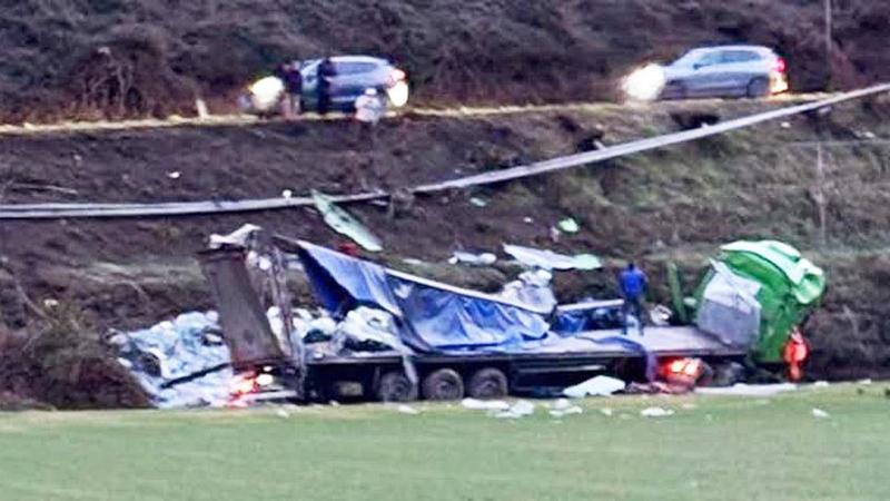 Tir si ribalta nella scarpata: pauroso incidente sulla Bergamo-Lecco, grave il conducente