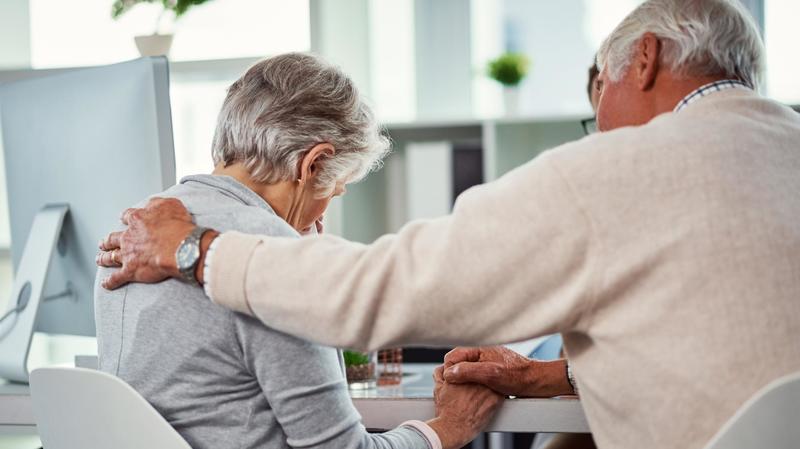 Anziani maltrattati e minacciati in una Rsa per 2 anni: indagati 4 operatori sociosanitari