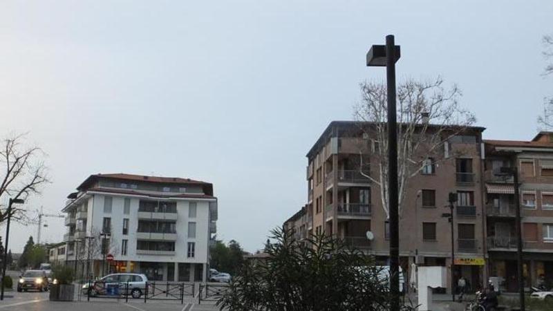 Cadelbosco, in piazza con un coltello a serramanico