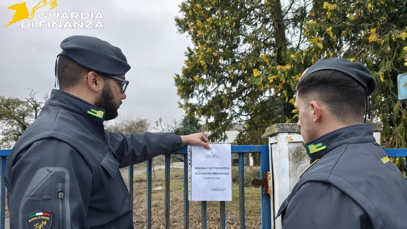 Sottrae soldi agli eredi di un connazionale morto e compra 30 tra case, box e capannoni