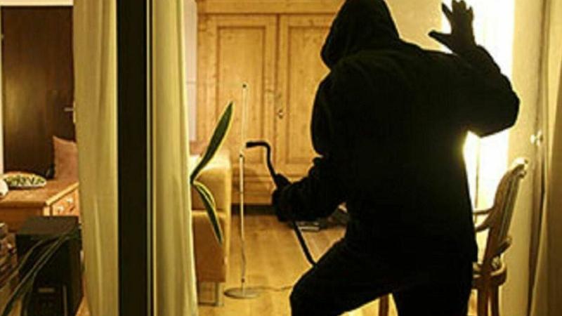 Livorno, blitz ad Antignano: svaligiata una villa – I ladri osservano, entrano e poi portano via soldi e gioielli