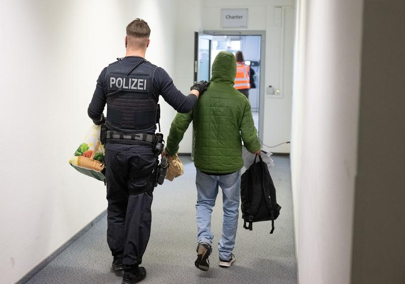 Abschiebungen jetzt noch schwieriger: Wenn niemand öffnet, müssen Polizisten wieder gehen