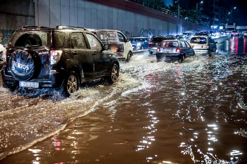 Ακραία φαινόμενα και ακραία άρνηση προσαρμογής στις νέες συνθήκες Ακραία φαινόμενα και ακραία άρνηση προσαρμογής στις νέες συνθήκες