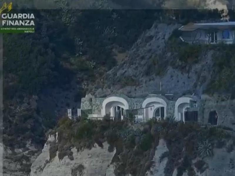 Ischia, le immagini del resort sequestrato per abusi edilizi: stanze scavate nella falesia VD