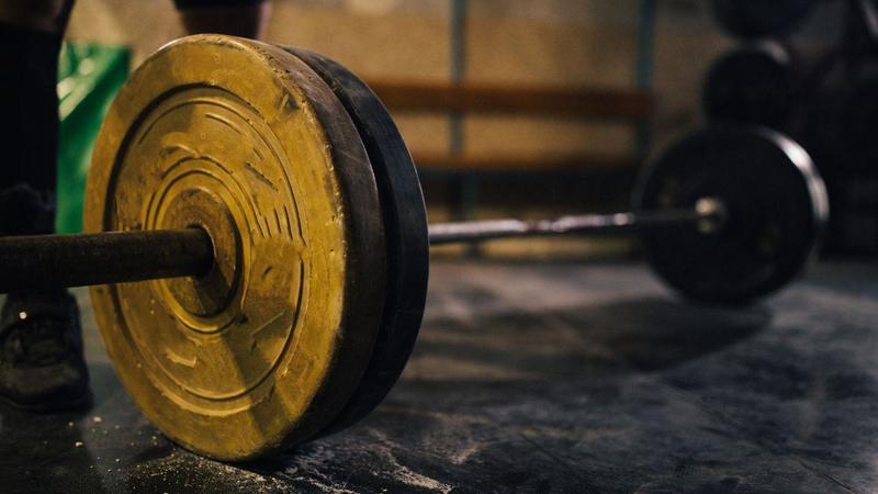 Muore a 55 anni in palestra: il bilanciere scivola e lo colpisce al petto – Il video dell’incidente