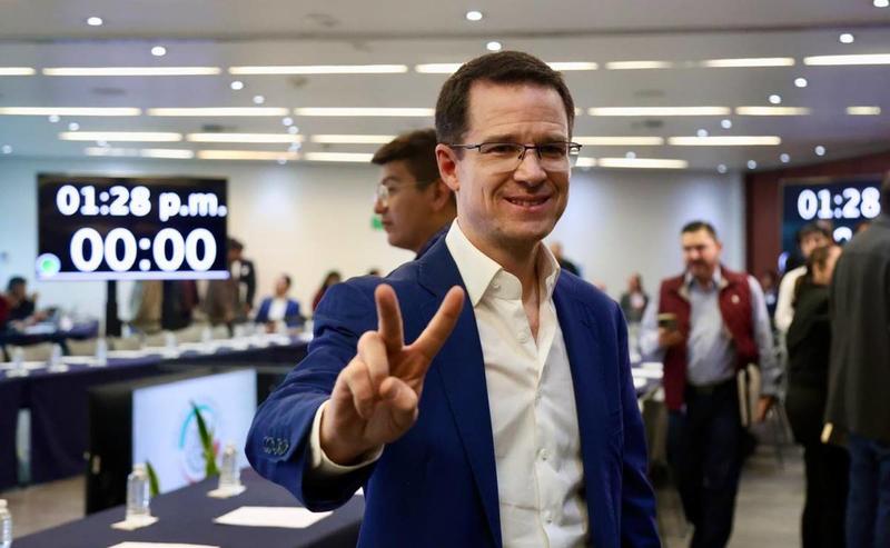 Panistas se salen de huacal