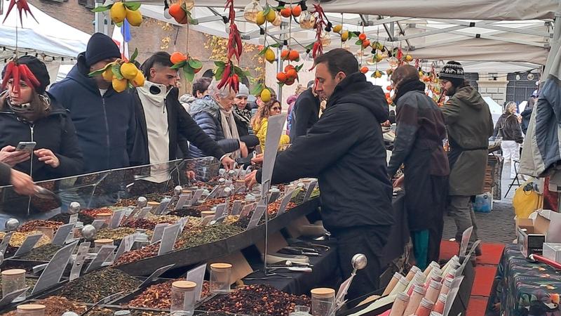 Mercatino francese in piazza Minghetti, viaggio tra i sapori e i colori d’Oltralpe: tutto quello che c’è da sapere