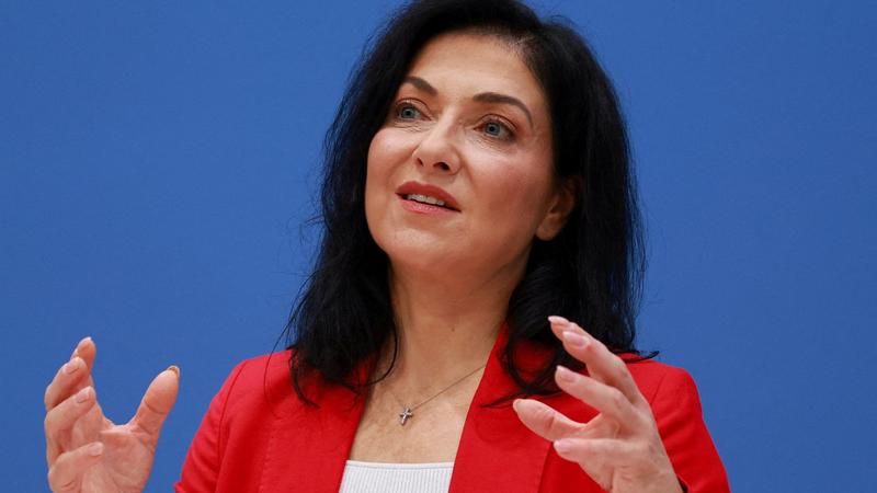 Ministerin Reiche und Guttenbergs Geschäfte : Transparenz darf nicht dort enden, wo es privat wird Ministerin Reiche und Guttenbergs Geschäfte : Transparenz darf nicht dort enden, wo es privat wird