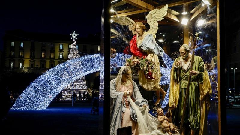 Inaugurata la NativitÃ  in piazza Municipio: opera unica creata dai maestri artigiani