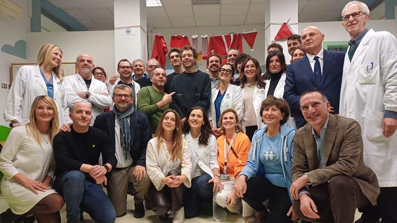 Valentino Rossi e i piloti dell'Academy tra i baby pazienti del Salesi: “Indimenticabile”
