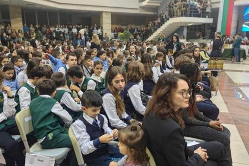 За Никулден кметът Димитър Николов награди над 550 амбициозни и будни деца