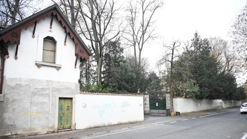 Commando in villa: via gioielli e argenti. «I miei figli immobilizzati con fascette, mobili distrutti» Commando in villa: via gioielli e argenti. «I miei figli immobilizzati con fascette, mobili distrutti»