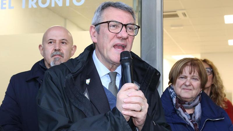 Ex Ilva, spiragli dopo gli scontri. Urso assicura: “Nessuna chiusura”. E i sindacati fermano la protesta