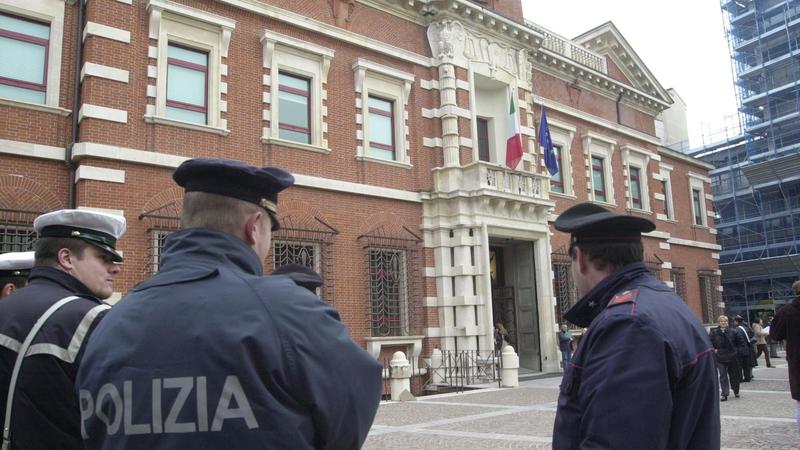 Diceva “fro*io” e “finocchio” al figlio minorenne: chiesti cinque anni in appello per un sindaco dell’Alto Varesotto