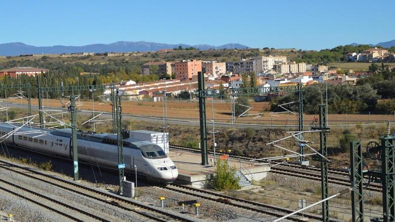 El tren, als afores de Figueres