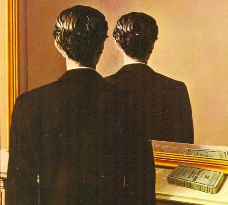 Hombre mirándose la nuca