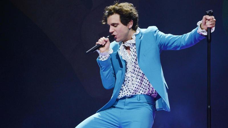 Il nuovo singolo di Mika, direttore per un giorno del Carlino