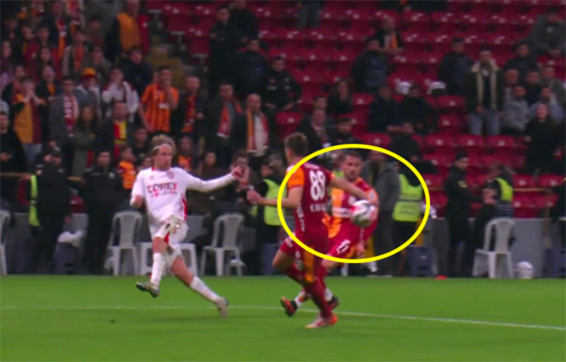 Samsunspor'un Galatasaray maçında verilmeyen penaltısı ve VAR cinayeti! Samsunspor'un Galatasaray maçında verilmeyen penaltısı ve VAR cinayeti!