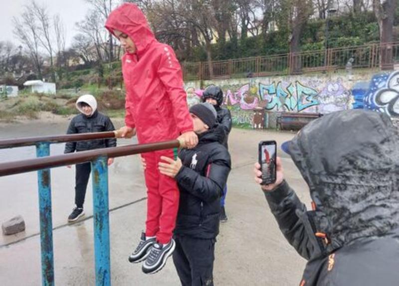 Бургаски батки правят кофички и набирания с олимпийския медалист Йордан Йовчев