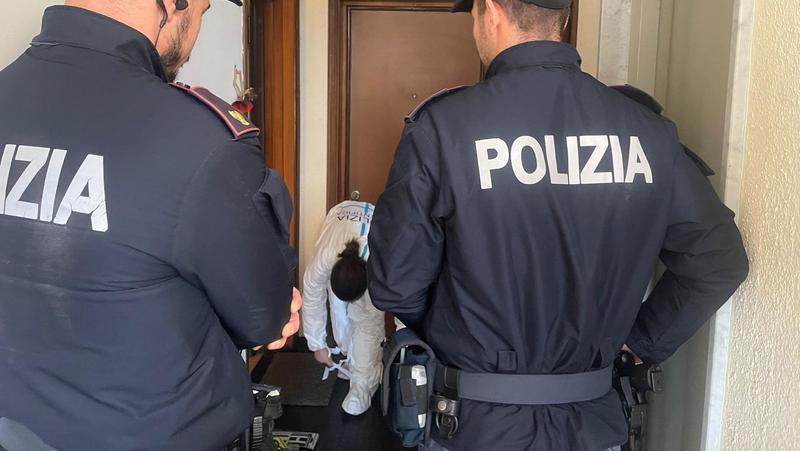 Uccide la nonna a martellate a Ostia: fermato un 30enne. Ferito anche il compagno della madre