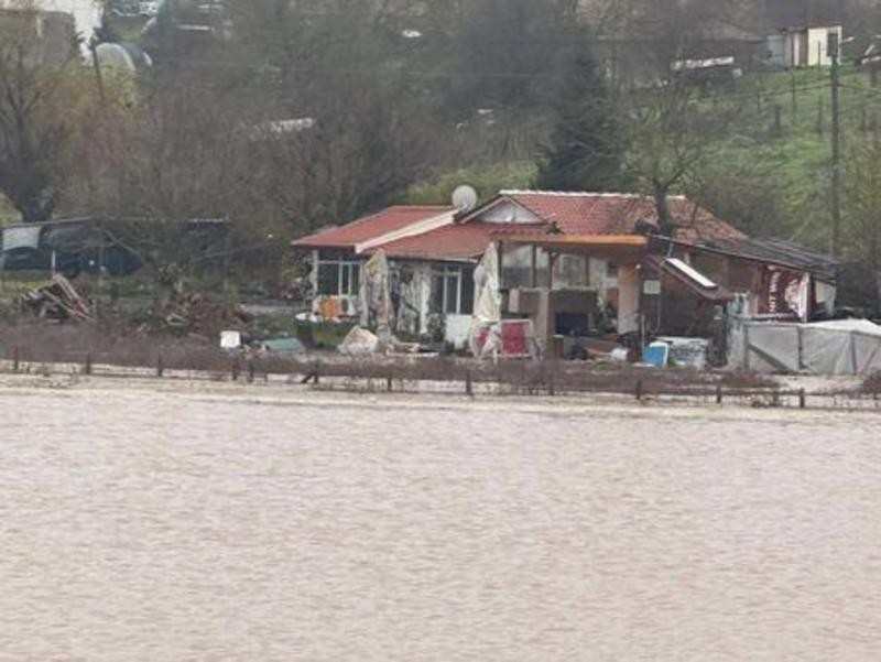 Скъса се дигата на река Изворска, евакуираха бедстващо семейство (ВИДЕО) (ОБНОВЯВА СЕ)