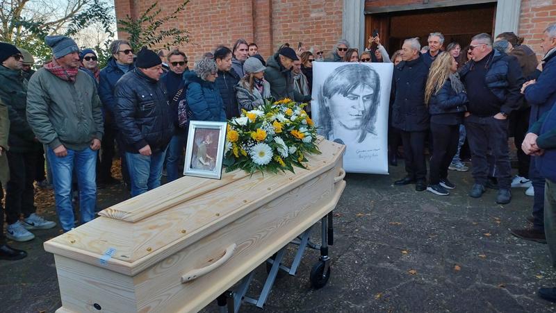 Folla ai funerali di dj Mozart: applausi e note. La figlia: “Da bambina ero gelosa della musica”